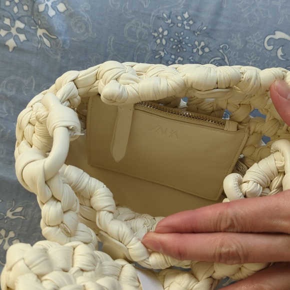 Zara $129 woven crossbody shoulder bag white - Picture 3 of 6